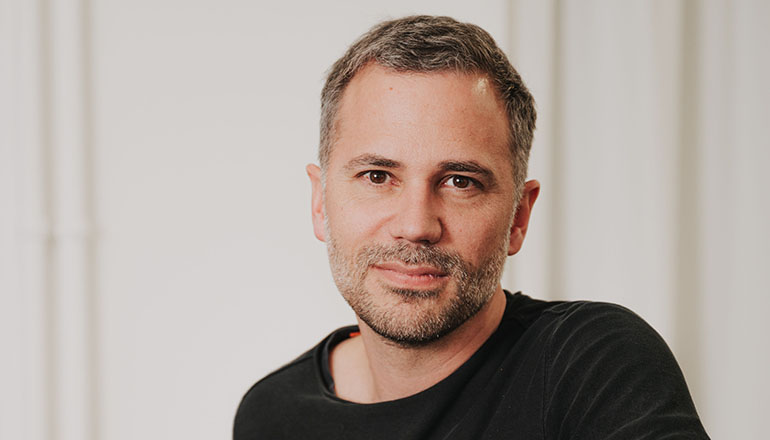 Portrait photo Prof. Florian Strauß