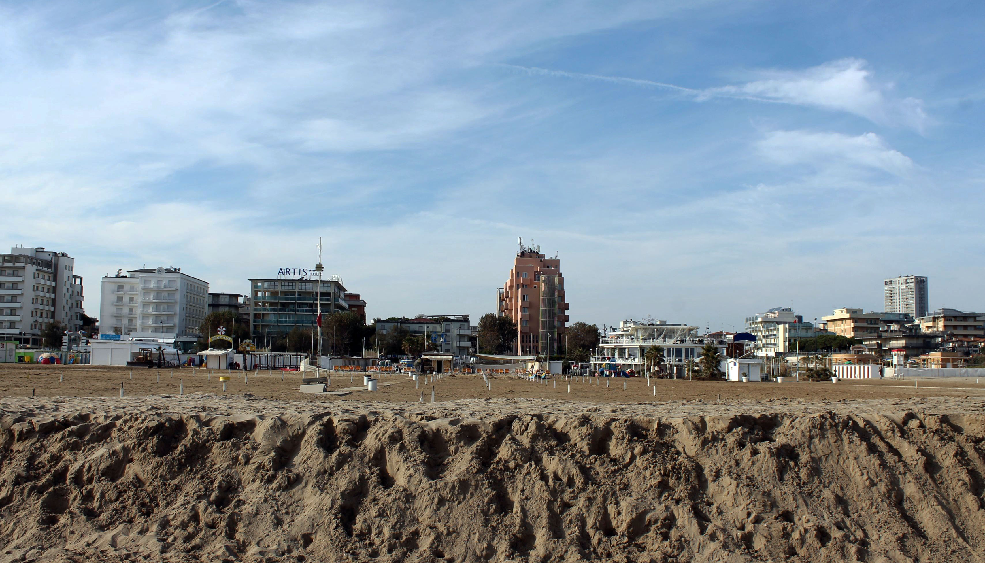 Photo beach embankment, multi-storey houses in background