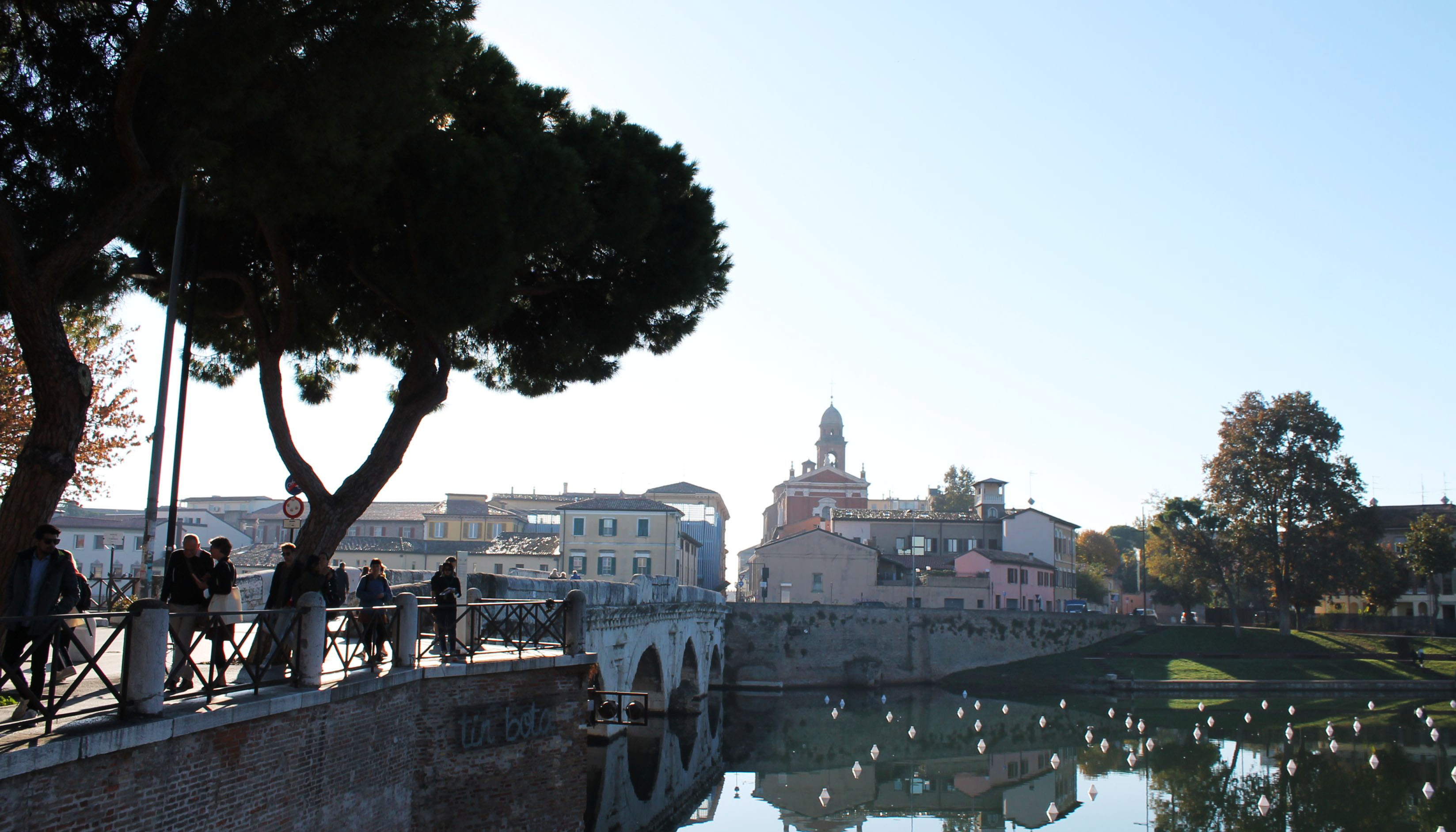 Photo stone bridge left, river right, city in background