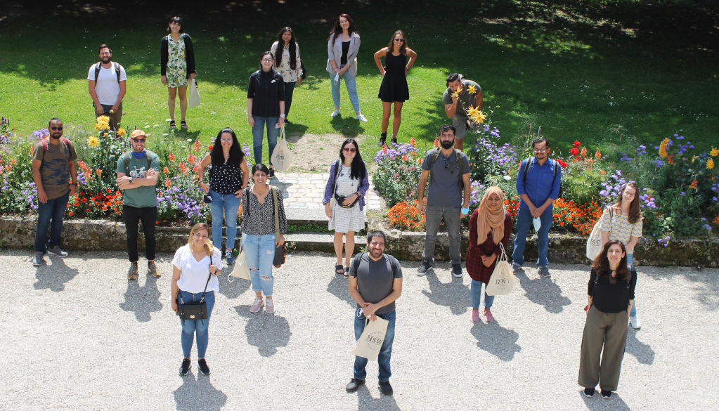 outdoor group photo, students with distance