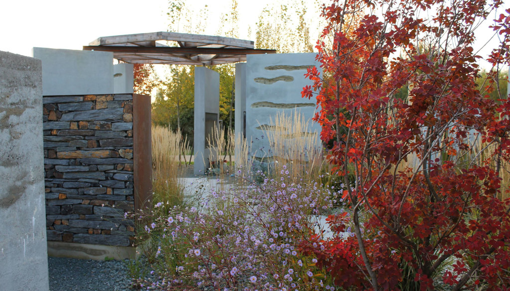 photo shrubs with autumn colouring, background walls