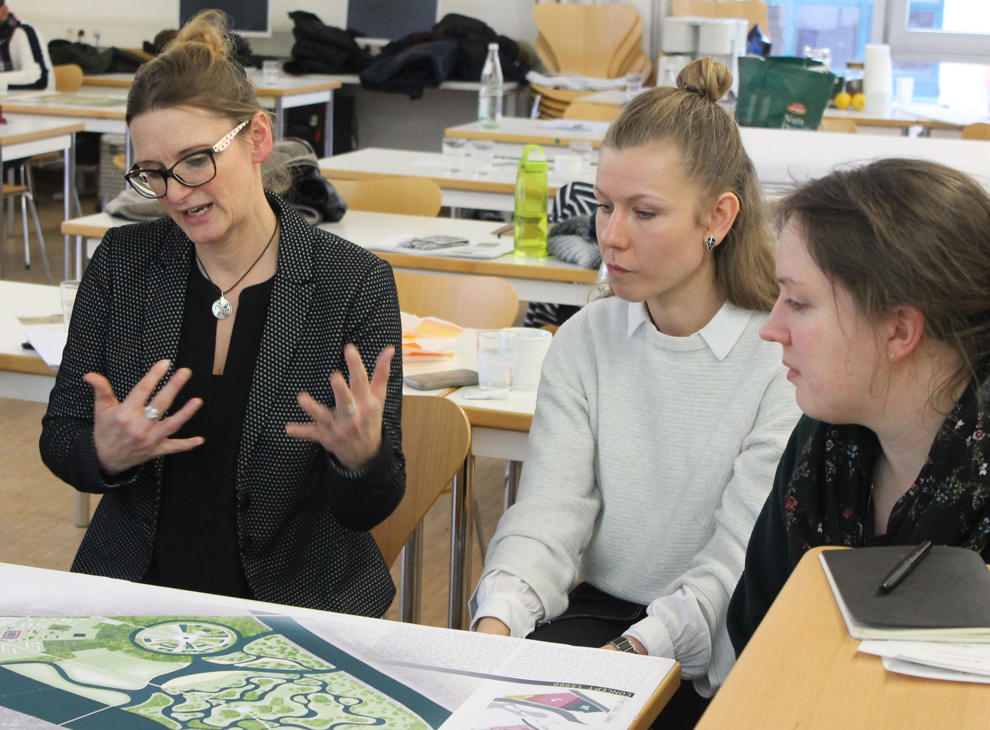 Project consultations: IMLA students discuss their projects with the external professionals